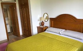 Valencia, Ideally Located 3Bed-2Bath Apart.Few Mints Walk From Beach,Pool,Shop.